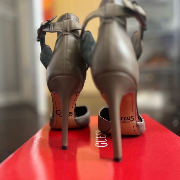 Gray Pointy Toe heels with think ankle strap. - Picture 8 of 9